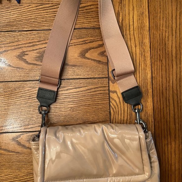 Mauve patent leather design puffy bag. - Picture 3 of 6